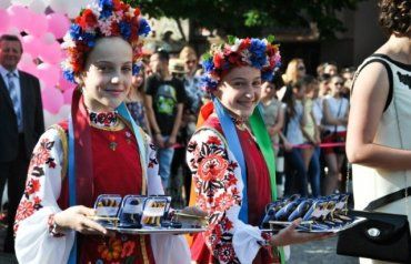 Шкільні випускники-2017 продефілюють вулицями Мукачева.