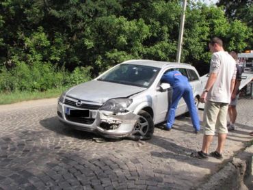 В Берегово из-за разорванной шины водитель врезался в мост