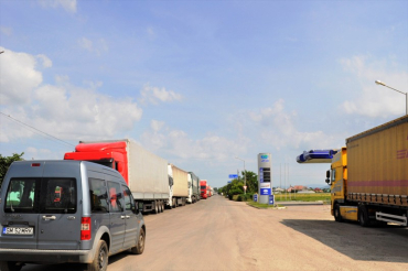 На кордоні з Румунією знову черги з автівок. Як їх позбавитися?