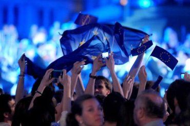 Толпы хорватов празднуют это событие на улицах Загреба