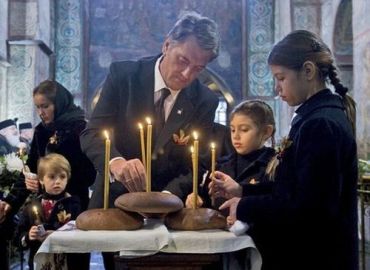 Виктор Ющенко с семьей принял участие в панихиде, которая состоялась в Софийском соборе Киева
