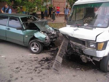 В Херсоне ВАЗ столкнулся с автобусом: травмированы 2 человека
