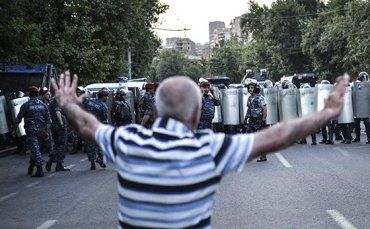Полиция разогнала демонстрантов в центре Еревана