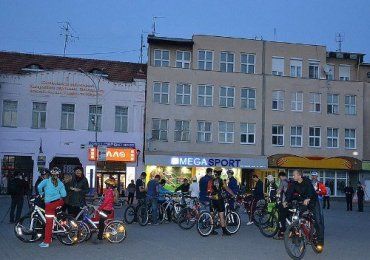 Около 200 велосипедистов проехались по ночному Ужгороду