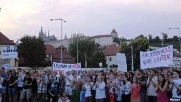 Жителей Чехии ждут досрочные выборы и "сундук мертвеца"