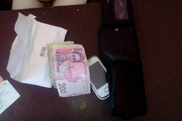 Мукачівка викрала у відвідувача установи гаманець та млобільний телефон
