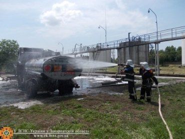 В Ужгороде на улице Лаврищева загорелась цистерна с горючим