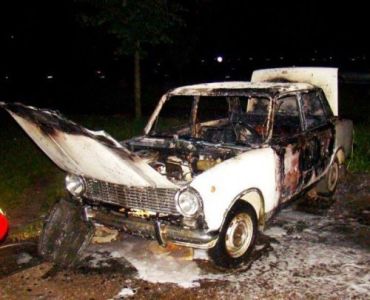 В одном из дворов Ужгорода подожгли сразу два автомобиля