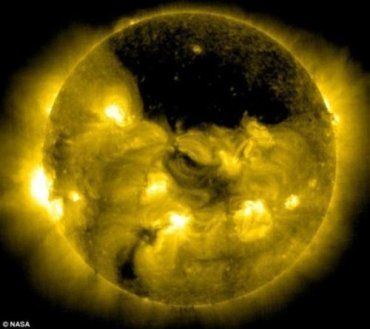Гигантская "черная дыра" закрыла почти половину Солнца