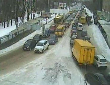 В Киеве дороги не расчищены, а движение транспорта затруднено