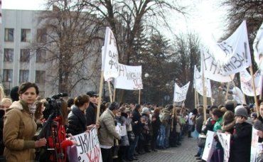 Студенты держат в руках плакаты : "Руки прочь от УжНУ"