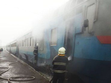 На залізничному переїзді на Закарпатті виникла пожежа в приміському потязі