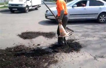 В Ужгороде дороги ремонтируют по системе пас + гол - сначала роют, потом топчут