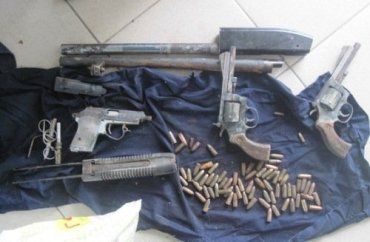 Мукачевские правоохранители изъяли оружие и 3 кг марихуаны