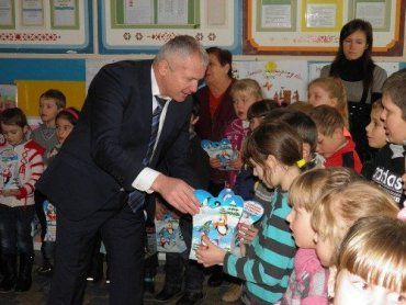 Мирослав Щербей делает подарки детям Закарпатья каждый год