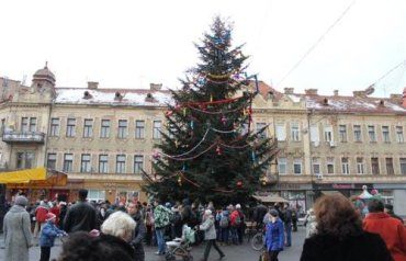 Первую в Украине елку открыли в честь дня святого Микулаша