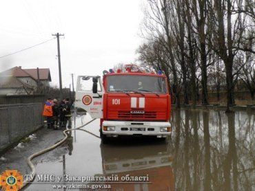 МЧСники продолжают ликвидацию паводка в Закарпатье