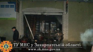 В Виноградовском районе пожарные спасали местный магазин