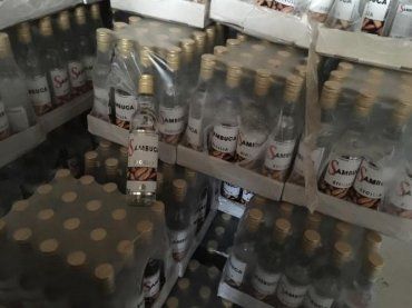 Житель Ужгородского района хранил на складе 3500 бутылок "левой" самбуки