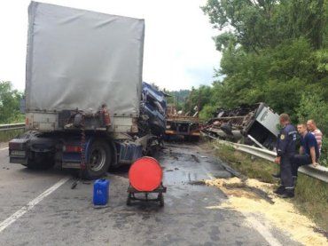 На трассе Киев-Чоп микроавтобус столкнулся двумя грузовыми автомобилями