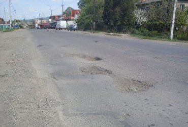 Дороги в Ужгороде: оторванные колеса и угроза для пешеходов