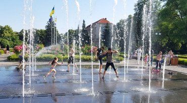 Ужгород. Дитячий відпочинок у фонтані на площі Народній