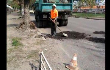 В Ужгороде дороги ремонтируют безголовые и безрукие коммунальщики