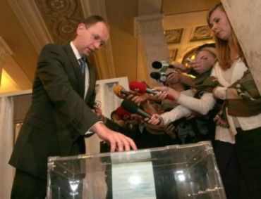 Тайное голосование по бюллетеням за увольнение Яценюка с должности главы ВР происходило в Верховной раде