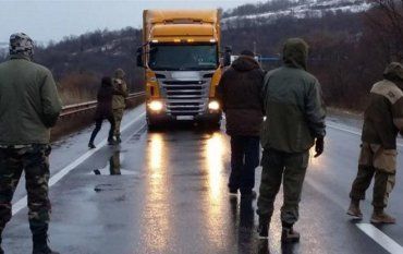 Сейчас почти две сотни украинских грузовиков простаивают в России