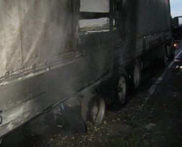 На 130 км автодороги Киев-Чоп загорелась фура из Словении