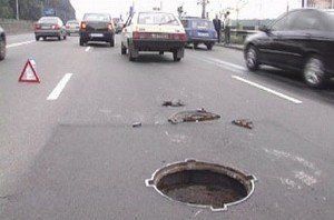 В Закарпатье на дорогах начали пропадать канализационные люки