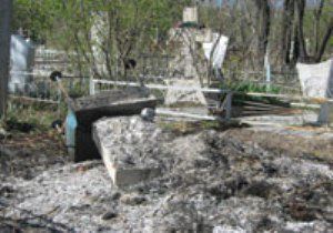 В Ужгороде юные вандалы повредили надгробные кресты на кладбище
