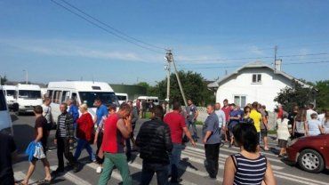 Люди перекрили дорогу, протестуючи проти рішення депутатів сільської ради