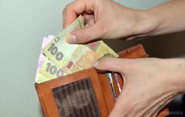 Українці у червні стали заробляти на 520 гривень більше