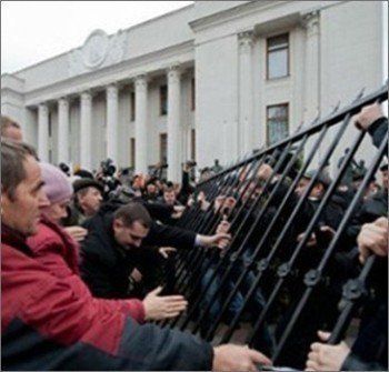 "Свобода" срезает забор Верховной Рады