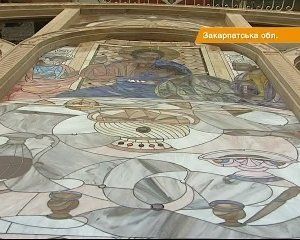 В Мукачево устанавливают 1000-кг стеклянную икону "Тайная вечеря"