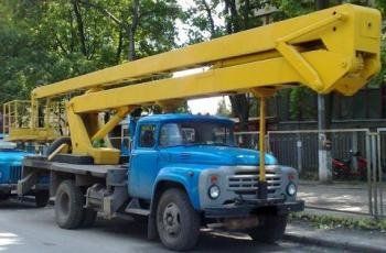 В Ужгороде грузовик ЗИЛ на полном ходу мог перевернуть автовышку с людьми