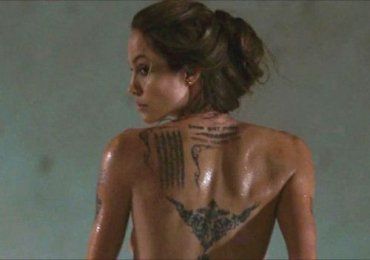Анджелина Джоли показала свои татуировки
