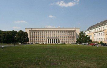 В Ужгороде около Белого Дома как раз не хватает здания Национального банка
