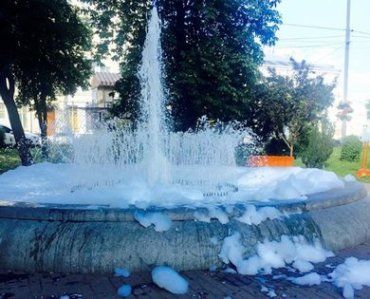 В Киеве хулиганы шампунем испортили фонтан на Контрактовой площади
