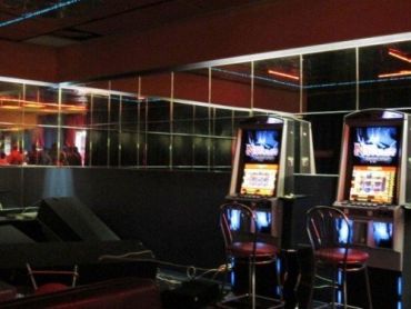 В Ужгороде правый сектор разгромил игровые автоматы в отеле