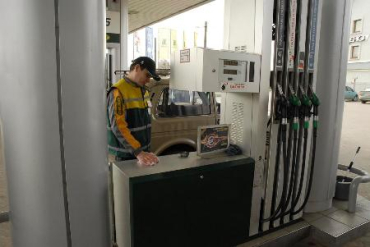 АМКУ оштрафовал предпринимателя, который продавал топливо по высоким ценам