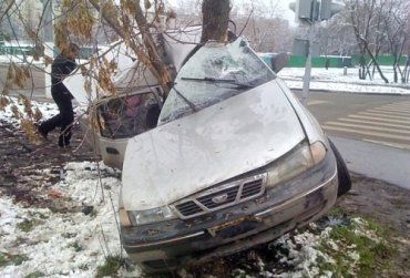 Ужасная авария Daewoo с деревом на московском перекрестке