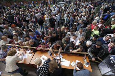 Очередь на получение избирательного бюллетеня в Мариуполе