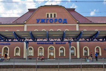 На железнодорожном вокзале Ужгорода неизвестные избили мужчину