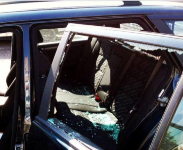 В Ужгороде неизвестные грабители разбили автомобиль на парковке