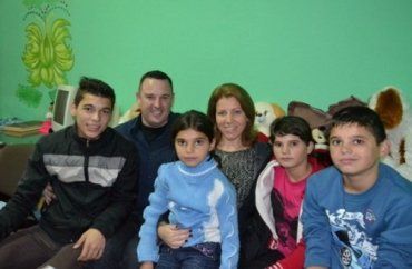 Американский полицейский усыновил семью сирот из Закарпатья