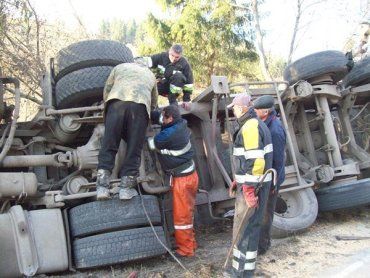 В Раховском районе спасатели помогали буксировать грузовик на перевале