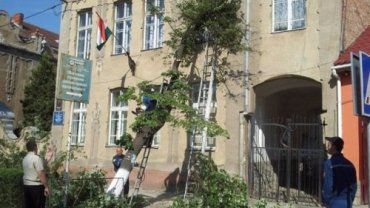 В Берегово спасатели освобождали школу отз "деревяного плена"