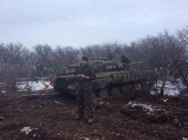 На фотографии днепропетровец Алексей Чабан из 17-й бригады около танка россиян